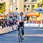 Philipp Walsleben erreicht jubelnd das Ziel als neuer U23-Cross-Weltmeister