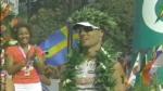 Craig Alexander bekam als Sieger des Ironman Hawaii 2009 einen Kranz