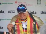 Charlotte Becker präsentiert stolz ihre Goldmedaille (© LiVE-Radsport.com)