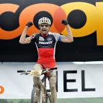 Lukas Buchli freut sich berschwglich ber seinen Sieg ( Swiss Bike Trophy/Martin Platter)
