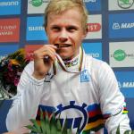 Der dnische Junior Mads Wrtz Schmidt mit Regenbogentrikot und Goldmedaille (Foto: copenhagen2011.dk)