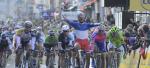 Nacer Bouhanni siegt auf der 1. Etappe von Paris-Nizza im blau-wei-roten Trikot des franzsischen Meisters (Foto: Veranstalter/letour.fr)