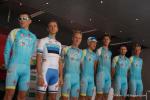Team Astana um den estnischen Meister Tanel Kangert bei der Einschreibung in Zernez
