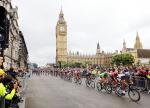 Das Peloton der Tour de France auf seinem Weg durch die britische Hauptstadt London