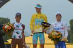 Vincenzo Nibali, Gewinner der Tour de France 2014, flankiert von Jean-Christophe Péraud (l.) und Thibaut Pinot (r.) (Foto: Veranstalter/letour.fr)