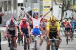 David Gaudu bejubelt den Sieg auf der 3. Etappe der Tour de Romandie vor Rui Costa (links) und Primoz Roglic (rechts) (Foto: Christine Kroth/cycling and more)