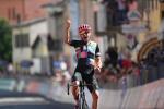 Alberto Bettiol feiert nach dem Ronde-Triumph von 2019 den zweiten großen Sieg seiner Karriere (Foto: twitter.com/giroditalia)