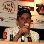 Prost! Guido Fulst trinkt in Berlin auf seinen dritten Sixdayssieg