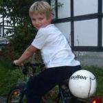  Liestal BL: 7jhriger Knabe (Symbolbild) stt mit Auto zusammen - Junge fuhr ohne zu bremsen auf die Schanzenstrae 