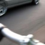  Personenwagen berholte den Fahrradfahrer (Symbolbild) 