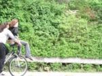  Obergeri: Mutter und Kind strzen mit dem Bergrad (