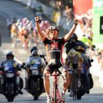 David Arroyo bejubelt seinen Sieg ber den chancenlosen Vasil Kiryienka auf der 19. Etappe der Vuelta 2009 (Foto: www.lavuelta.com)