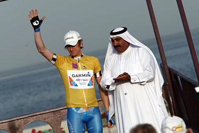 Bradley Wiggins kann sich in der Sonne Katars ber das Leadertrikot freuen (Foto: www.letour.fr)
