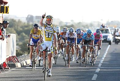 Mark Cavendish bejubelt seinen ersten Saisonsieg auf der 4. Etappe der Tour of Qatar (Foto: www.letour.fr)