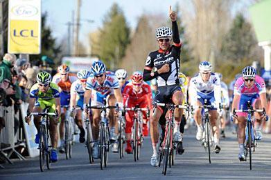 Heinrich Haussler feiert einen klaren Sieg auf der 2. Etappe von Paris-Nizza (Foto: www.letour.fr)