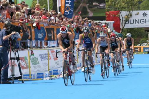 Kitzbhel Triathlon: Radfahrer in der Wechselzone (Foto: sportpress.at)