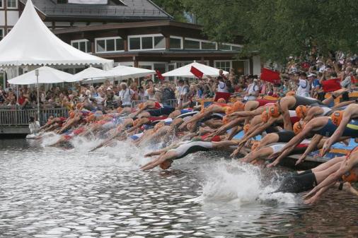 Kitzbhel Triathlon: Sprung in den Schwarzsee (Foto: sportpress.at)