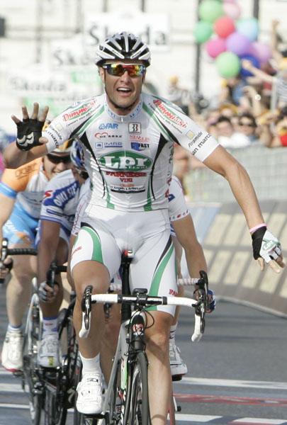 Alessandro Petacchi gewinnt ersten Giro-Massensprint gegen Mark Cavendish