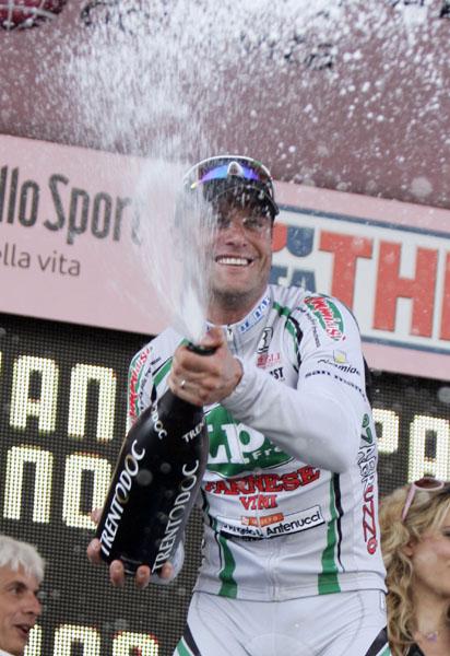 Petacchi gewinnt Sprint eines sturzdezimierten Hauptfeldes auf der 3. Giro-Etappe