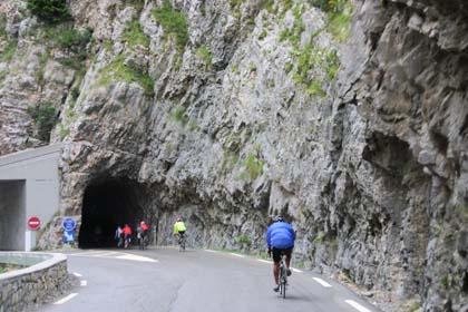 Die Gruppe von Rbi fhrt vor la Mure durch einen der Tunnel`s