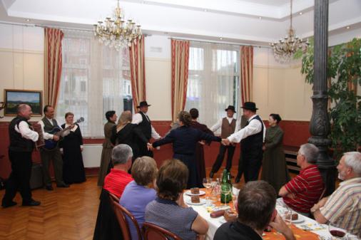 Slowenische Trachtengruppe bei Tanzvorfhrung