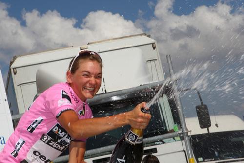 Claudia Husler, bereits Siegerin der Tour de lAude im Mai dieses Jahres, jubelt ber ihren Triumph beim Giro d`Italia Femminile 2009 (Bildquelle: CJ Farquharson).