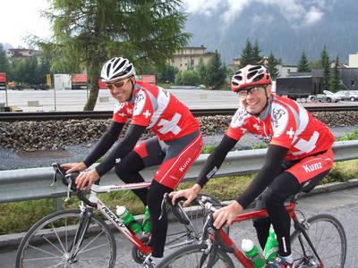 mit Stolz tragen Roli und Andi das Swiss Alpen Ride Tricot