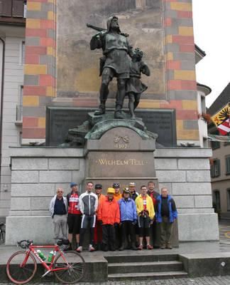 Fototermin fr die Gruppe von Peter beim Willhelm Tell Denkmal in Altdorf