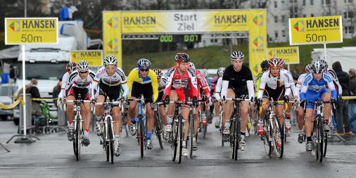 Auf gehts! Philipp Walsleben (vorne, zweiter von links) setzt sich schon frh an die Spitze des Rennens.