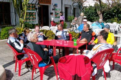 Kaffeehalt bei strahlendem Sonnenschein in Guadalest