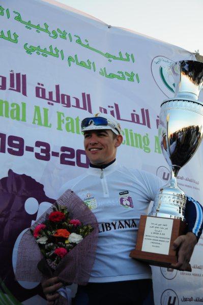 Tour of Libya - Chris Opie mit dem Siegerpokal des Grand Prix of Al Fatah ( Bennet G. Wright)