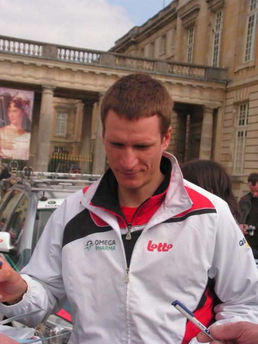 Paris-Roubaix - Teamprsentation - Sebastian Lang beim Autogrammeschreiben