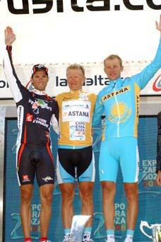 Das Siegerpodest mit: Alejandro Valverde (links, 2.), Alexndre Vinokourov (1.), Andrez Kashechkin (3., rechts) (Fotoquelle: http://www.lavuelta.com/)