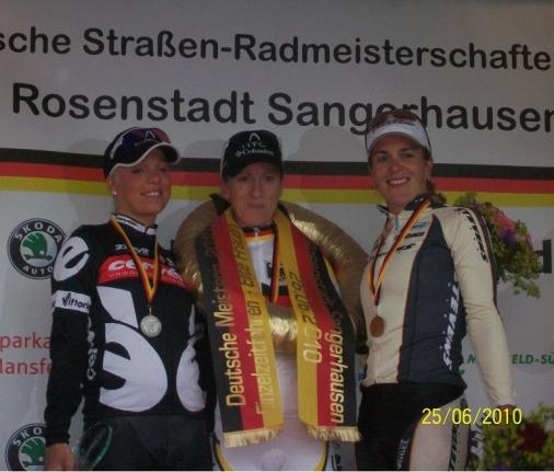 Podium der ehemaligen Meisterinnen bei den deutschen Zeitfahr-Titelkmpfen. Arndt holt Nr.  ( LiVE-Radsport.com)