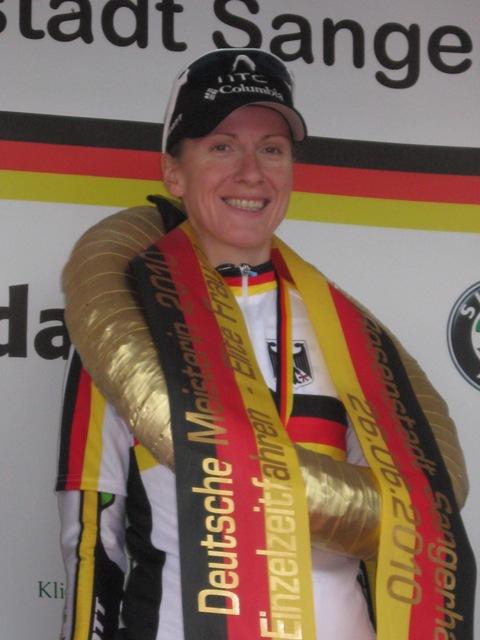 Judith Arndt nach dem Rennen auf dem Podium (© LiVE-Radsport.com)