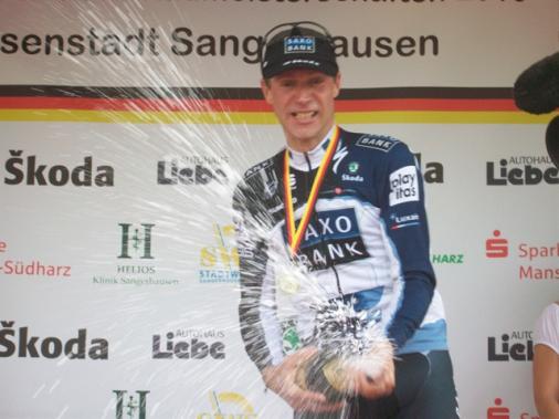 Jens Voigt griff seine Kontrahenten mit einer Sektdusche an ( LiVE-Radsport.com)