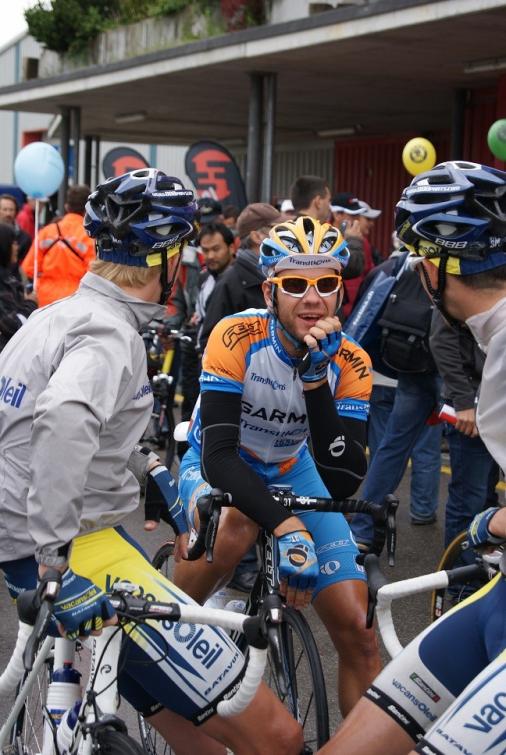 Tour de Suisse 8. Etappe - Martijn Maaskant im Gesprch mit zwei Landsleuten vom Team Vacansoleil am Start in Wetzikon
