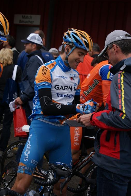 Tour de Suisse 8. Etappe - Christian Vandevelde gibt vor dem Start in Wetzikon Autogramme