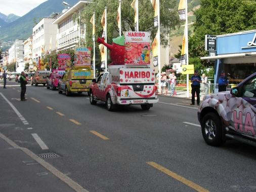 Fahrzeuge von Haribo beim Start der Werbekarawane in Martigny bei der Tour de France 2009