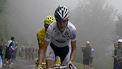 Bei Andy Schlecks Attacke am Tourmalet kann nur Alberto Contador folgen (Foto: www.letour.fr)