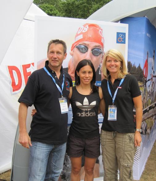 v.l.n.r.: Kitzbhel-Organisator Manfred Bachmann mit Andrea Hewitt (NZL) und Karin Wagner (Marketing) in London (Foto: Dextro Energy Triathlon Kitzbhel)