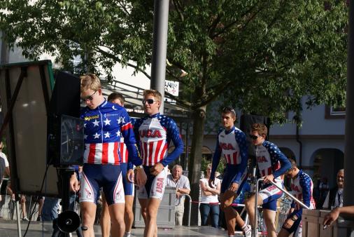 Regio-Tour 1. Etappe - das Team der USA schreibt sich bei der Teamprsentation fr die 1. Etappe ein