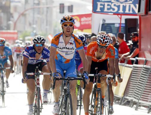Tyler Farrar wiederholt Vuelta-Etappensieg von 2009. Gilbert fhrt weiter in Rot 