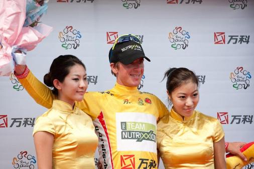 Dirk Mller mit Podiumsdamen, 3. Etappe Tour of China, Foto: www.bikeman.org