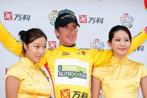 Dirk Mller bekommt das Gelbe Trikot, 5. Etappe Tour of China 2010, Foto: www.bikeman.org
