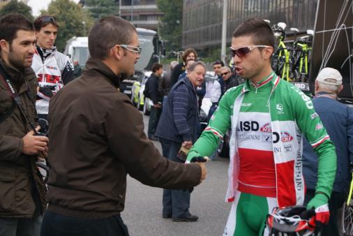 Giro di Lombardia - der italienische Meister Giovanni Visconti wird am Start in Mailand herzlich begrt