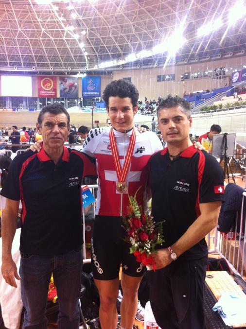 Weltcup Peking: Claudio Imhof nach dem Gewinn der Bronzemedaille im Punktefahren mit Nationaltrainer Daniel Gisiger (links) und Physiotherapeut Dan Pschick (rechts)