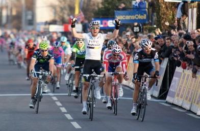 Matthew Goss gewinnt den Sprint der 3. Etappe von Paris-Nizza vor Heinrich Haussler (www.letour.fr)