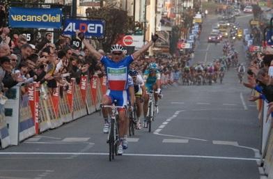 Thomas Voeckler bejubelt den Sieg auf der 4. Etappe von Paris-Nizza, im Hintergrund das geschlagene Feld (Foto: www.letour.fr)