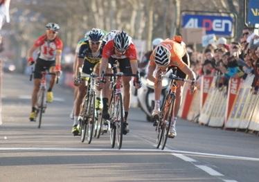 Andreas Klden kmpft gegen Samuel Sanchez um den Sieg auf der 5. Etappe von Paris-Nizza (Foto: www.letour.fr)